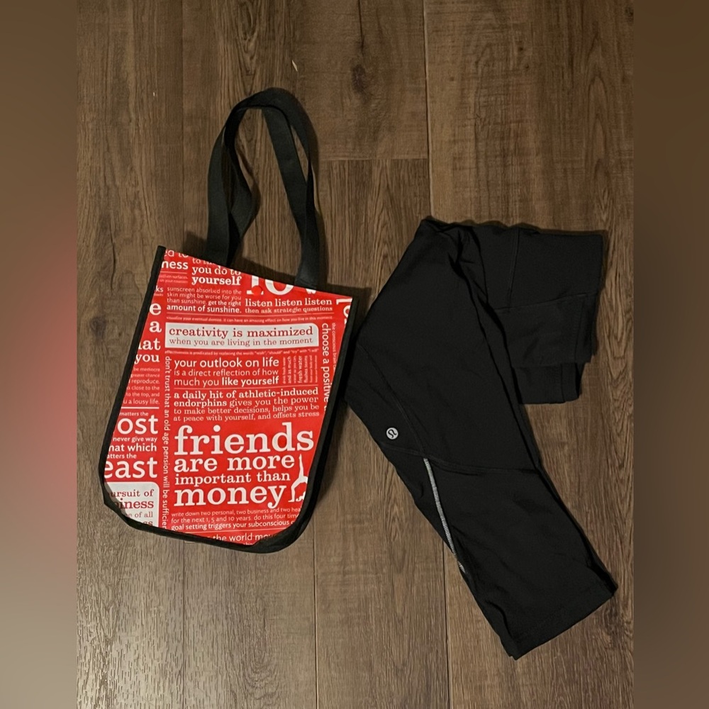 Black lululemon capri leggings (BAG INCLUDED)